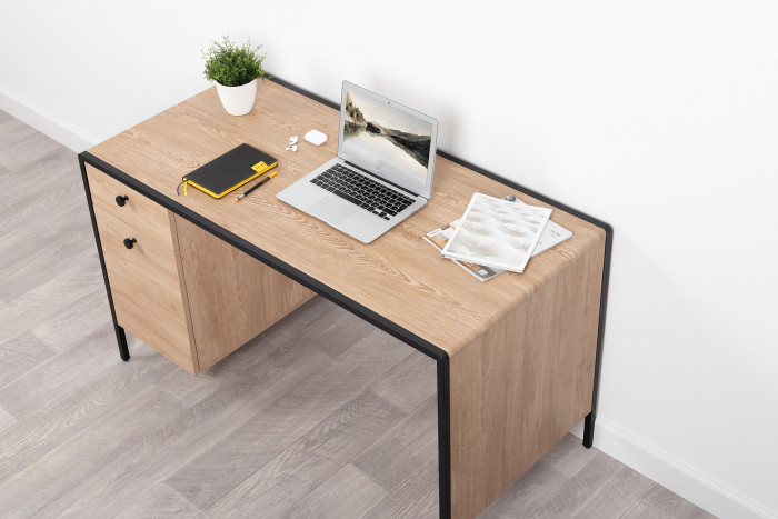 Брюс Стол письменный 12.157, цвет чёрный/Battle rock Santiago/столешница МДФ ель карпатская, ШхГхВ 130х62,6х75 см., универсальная сбока