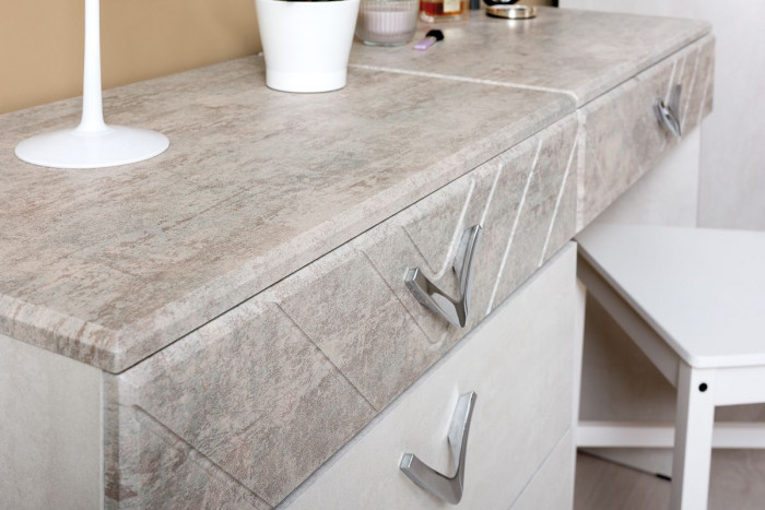 Амели Спальня № 8 Комод 13.106 + Стол туалетный + Зеркало + Шкаф 13.133 + Кровать 11.31 + под. ортопед + Тумбочка, 1600х2000 мм, б/м